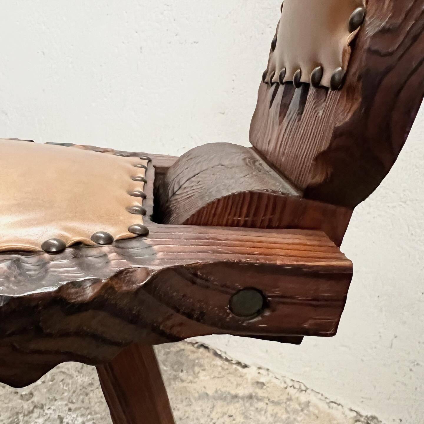 Folding tripod stool with cat back