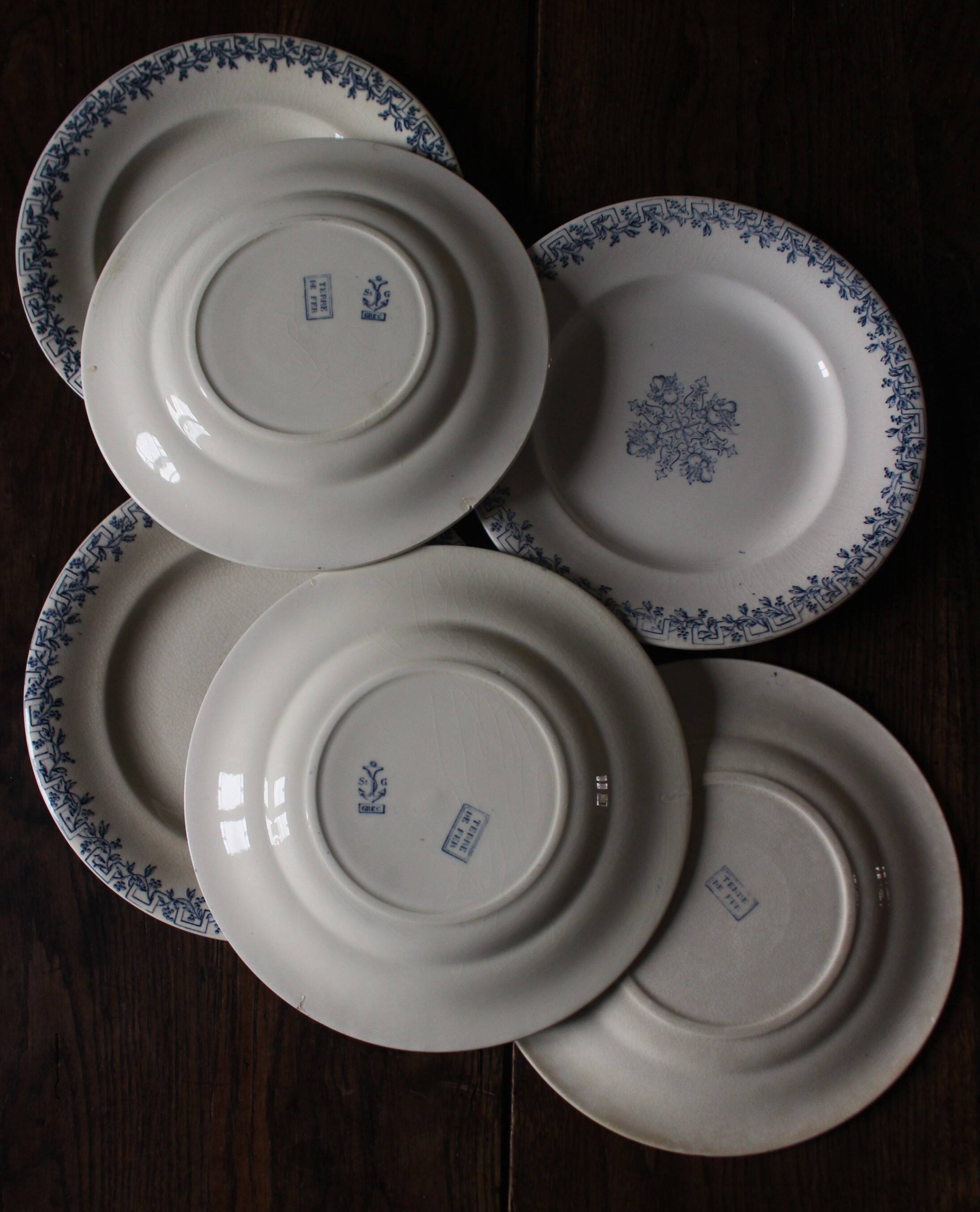 A set of 6 flat plates Terre de Fer blue Clairefontaine Grec