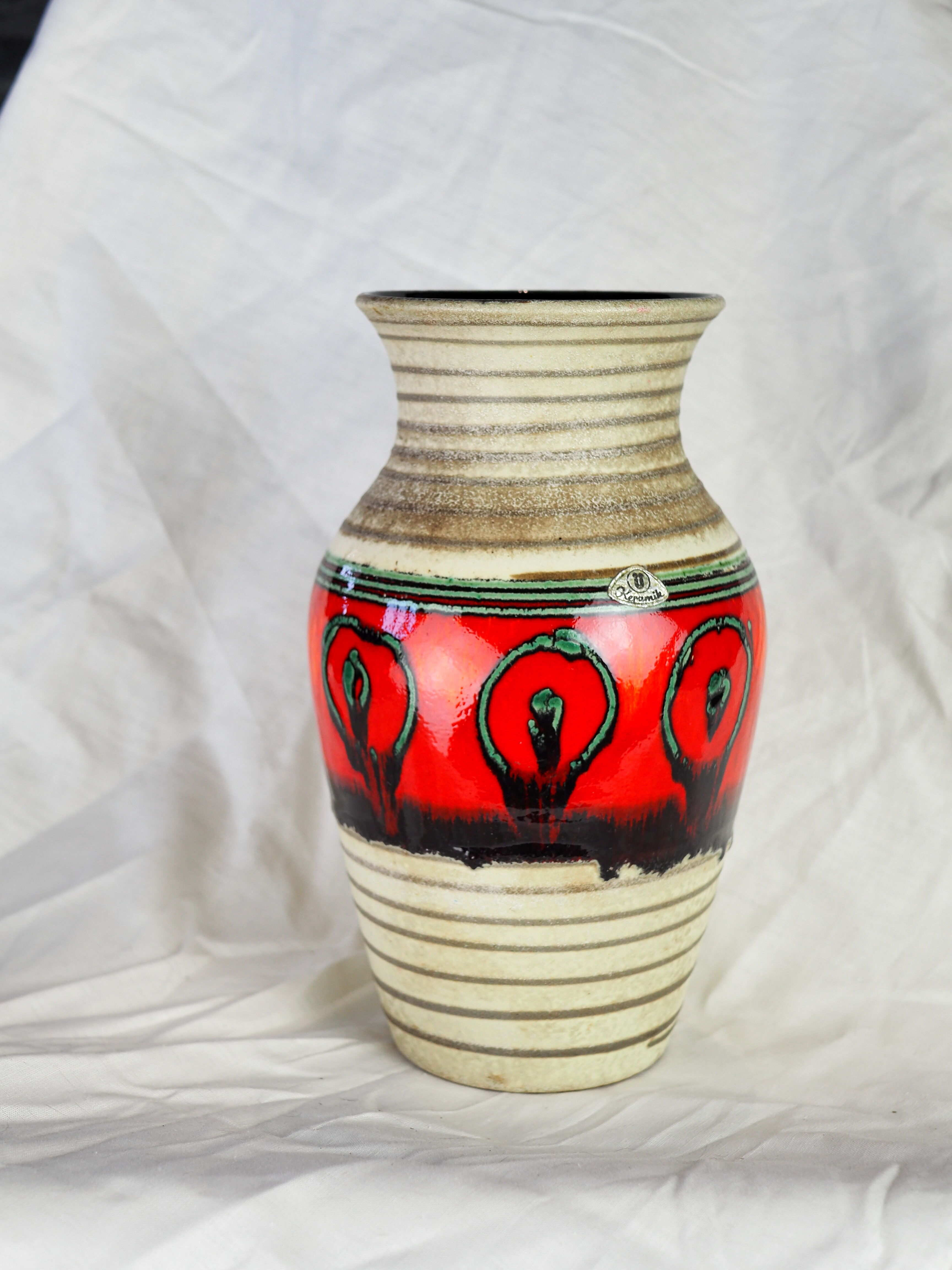 Frieze vase with green and red round