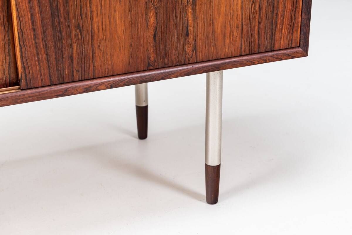 Buffet inhabituel en palissandre avec pieds en métal Danemark 1960