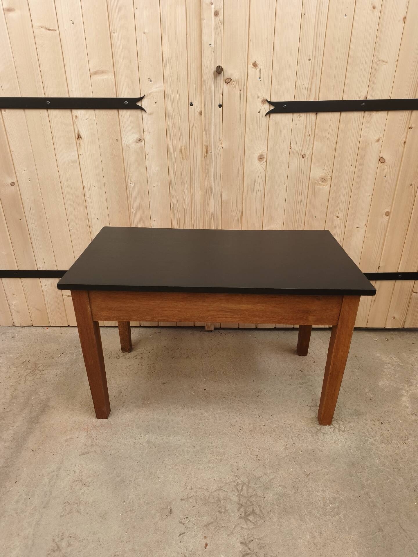 Table basse de ferme vintage - rénover plateau peint noir mat