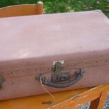 Valise verte en carton