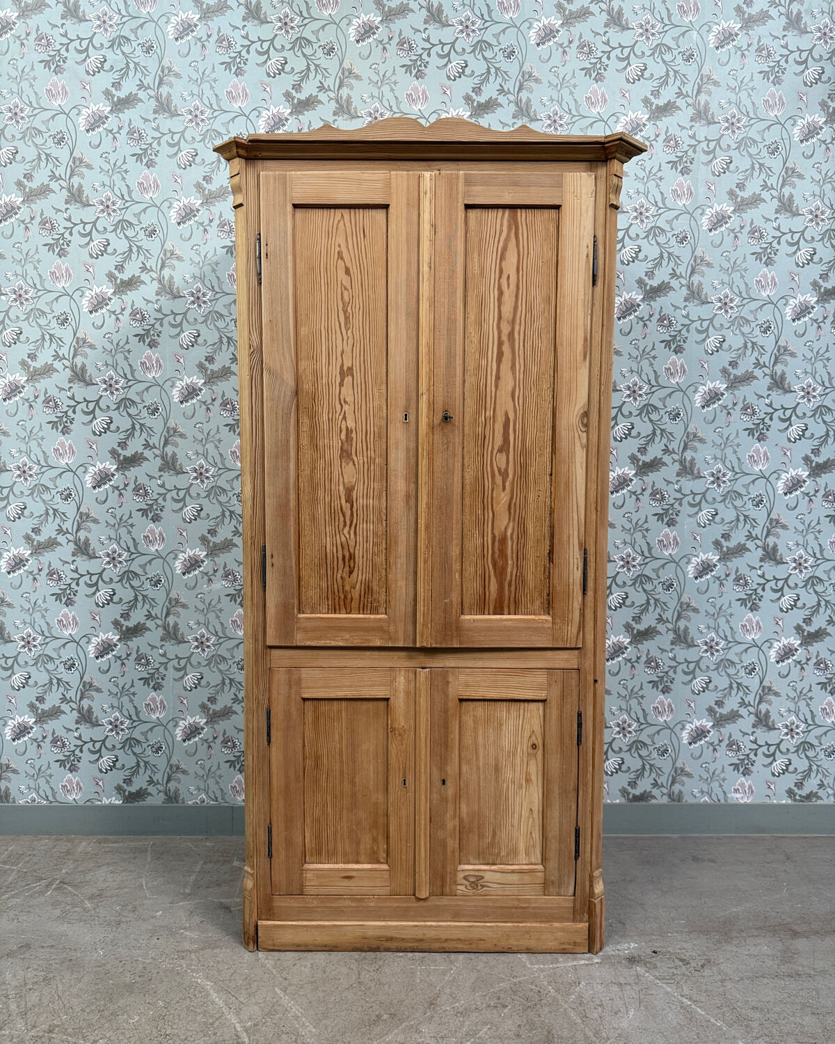 English four-door wardrobe (renovated)