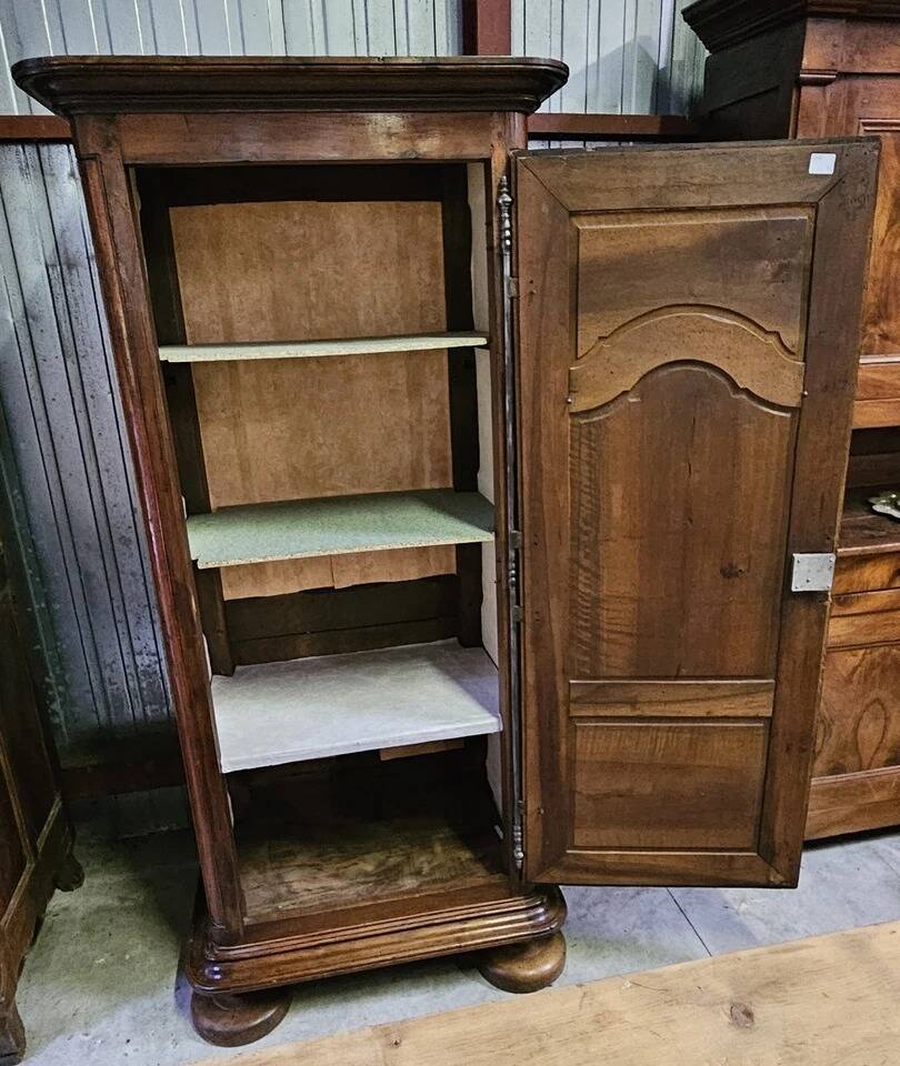 Louis XIII bonnetière wardrobe in solid walnut – 18th century period