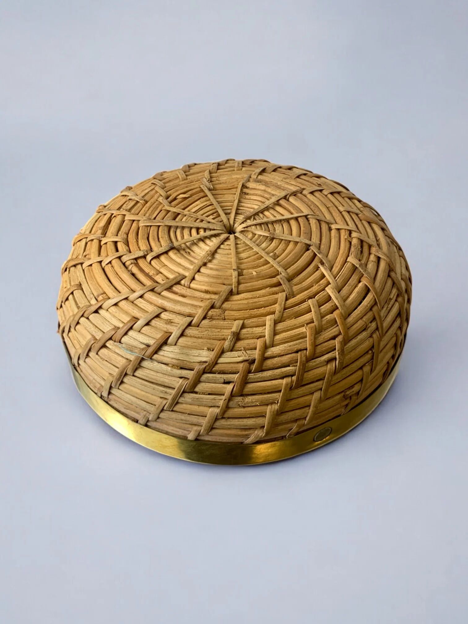 Panier circulaire en rotin et laiton, Italie, années 1970, 18 cm de diamètre