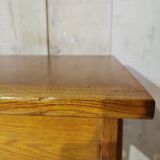 Spindle leg desk