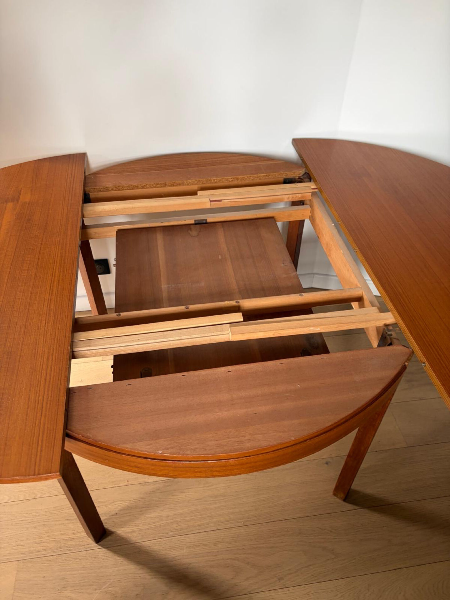 Extendable teak round table