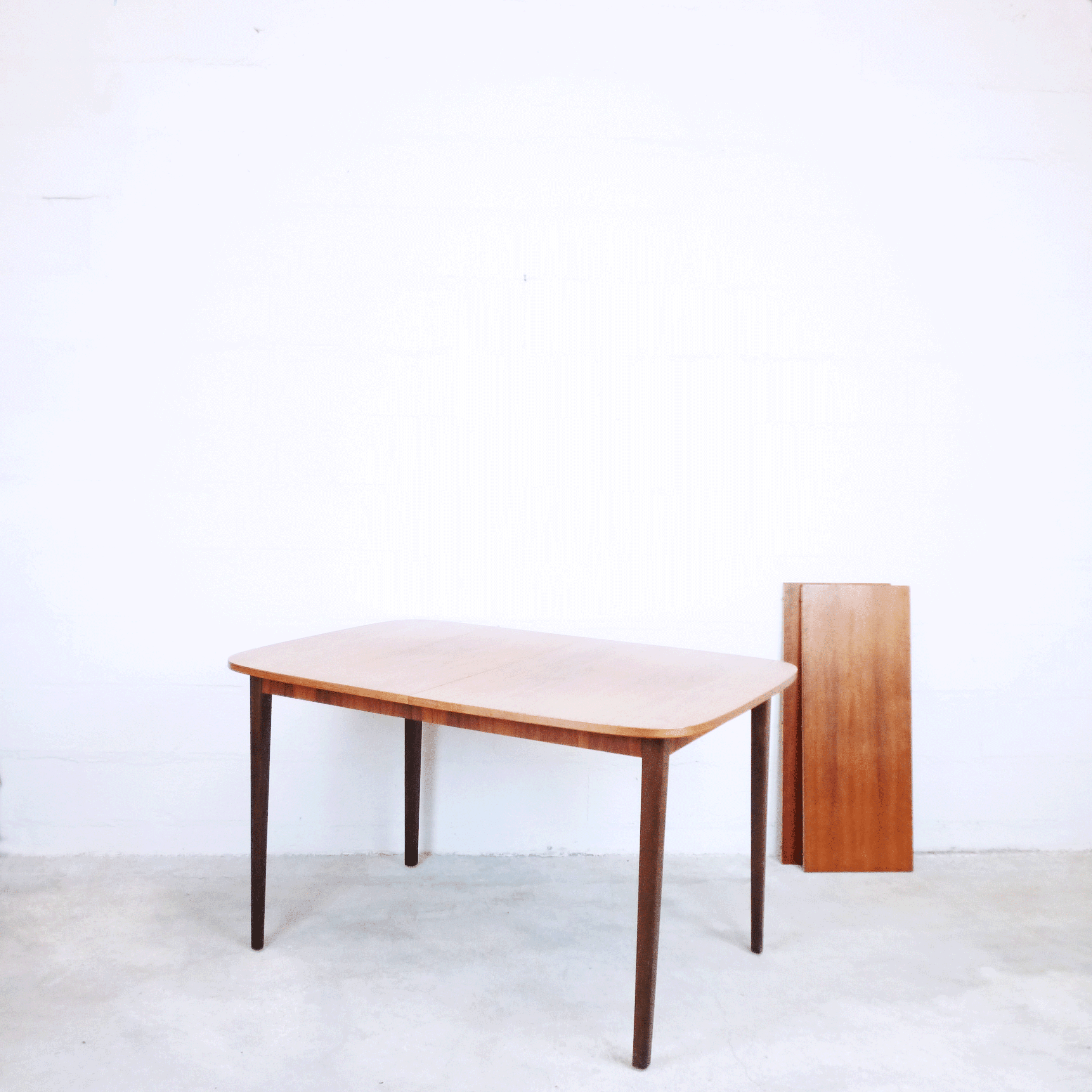 Table of extensible teak dining