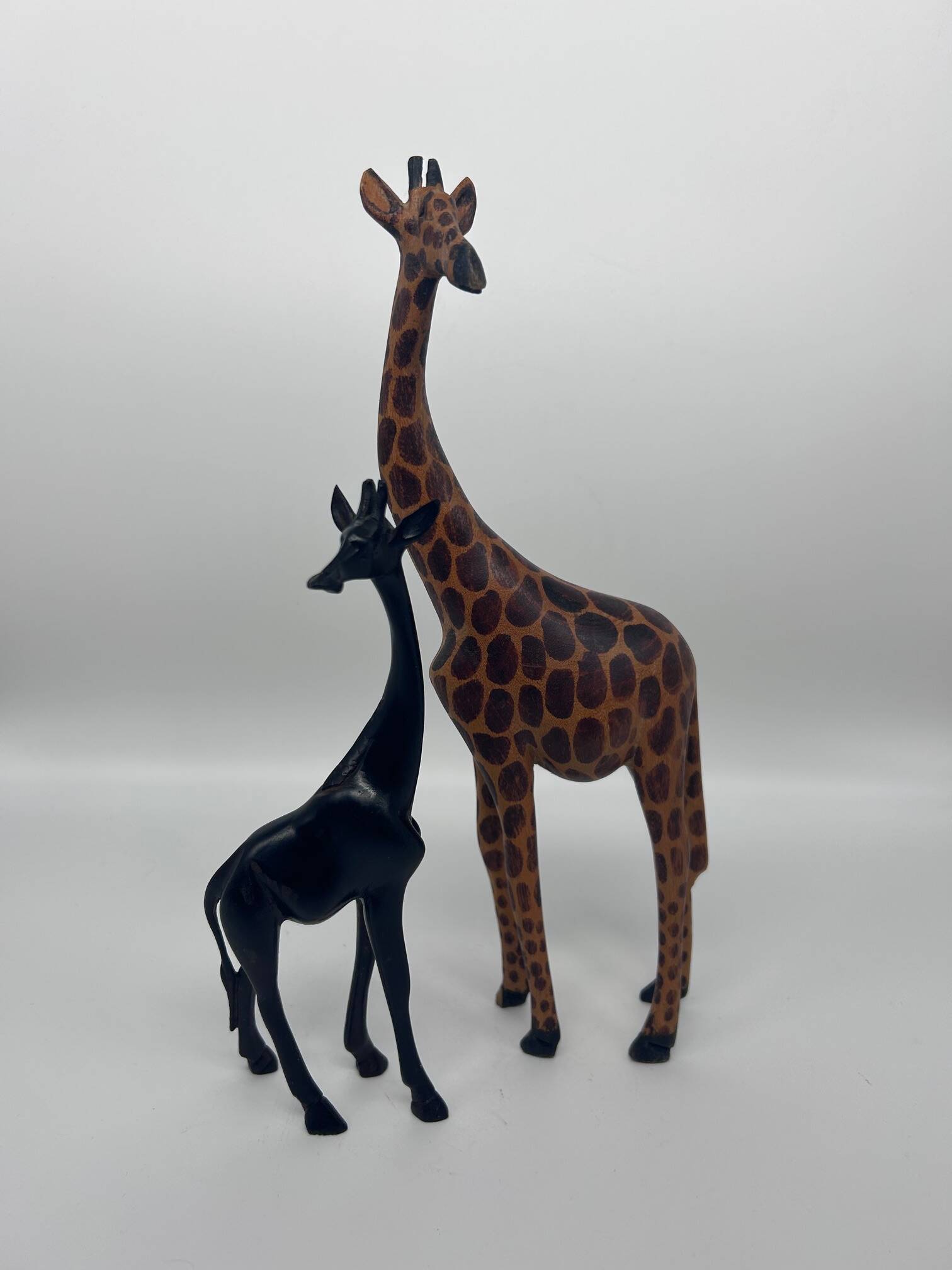 2 girafes en bois sculpté