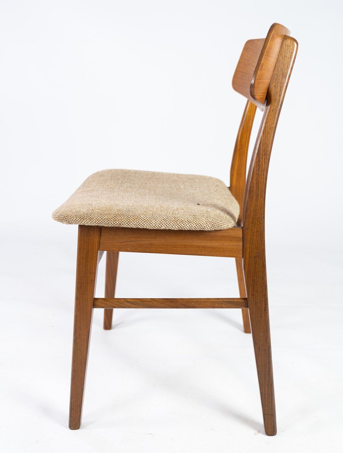 Dining room chair in teak and light fabric of danish design from the 1960s.