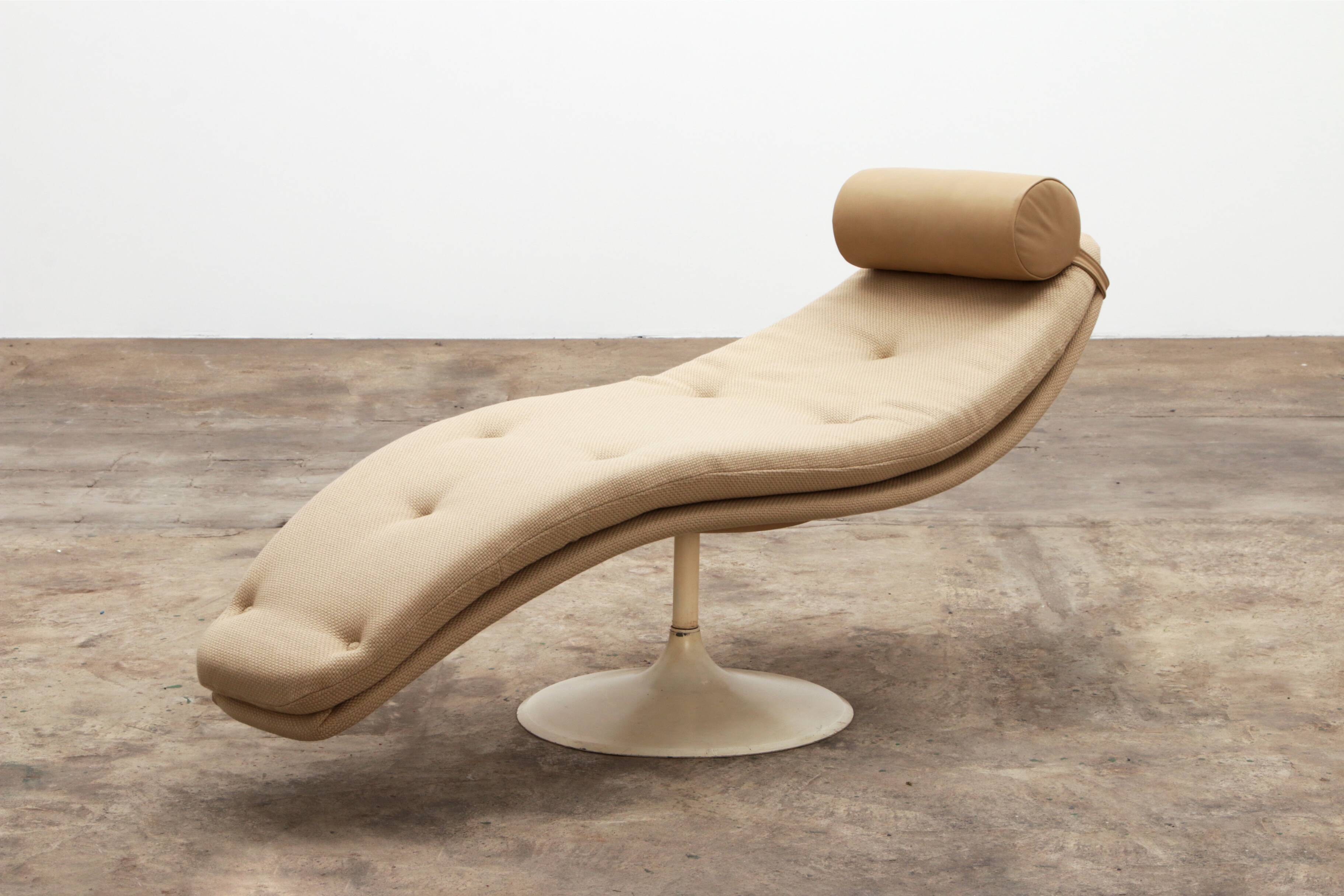 Vintage Lounge armchair reupholstered from the 1960s in the style of Knoll.