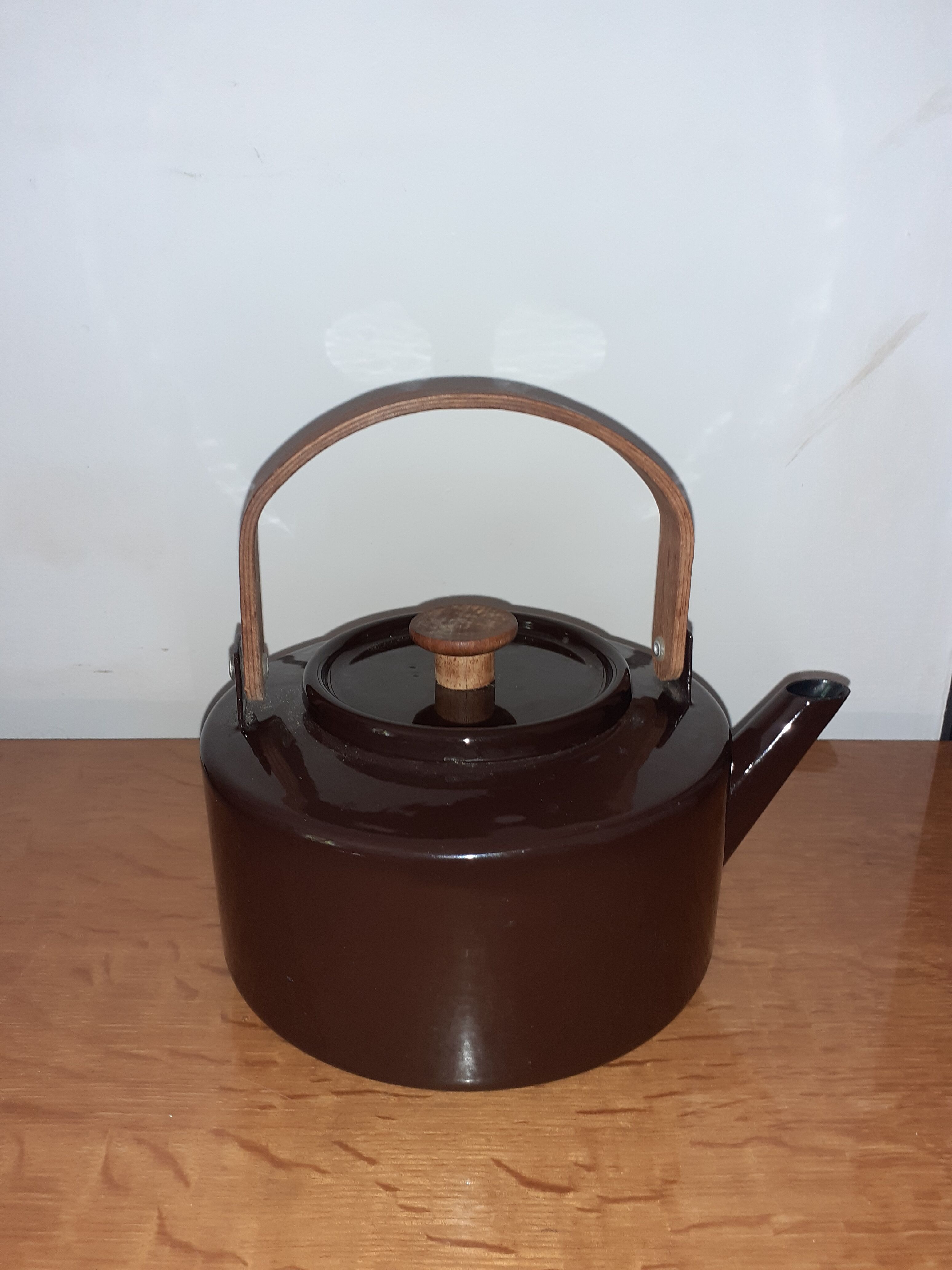 Teapot kettle in enamelled sheet metal, Mickaël Lax Copco
