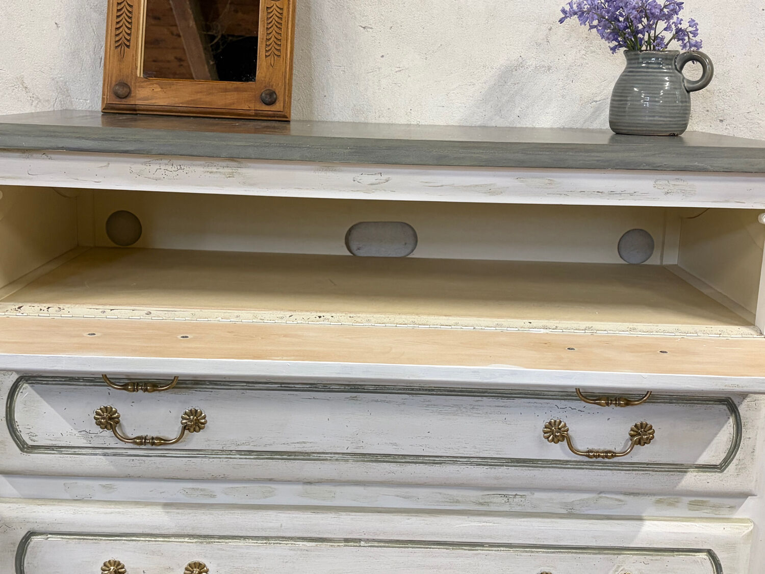 Vintage commode style