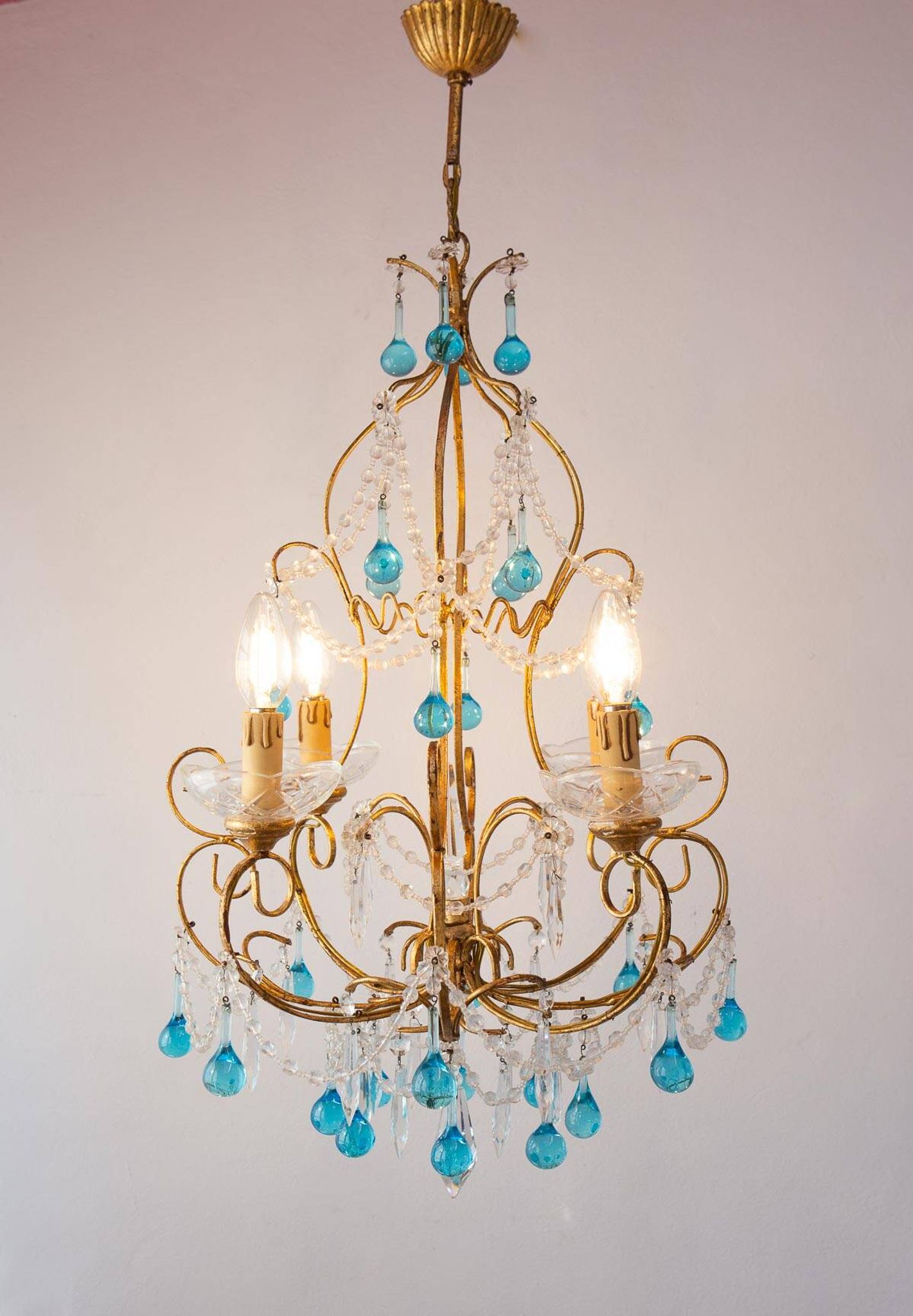 Italian chandelier in gold metal and blue crystal drops