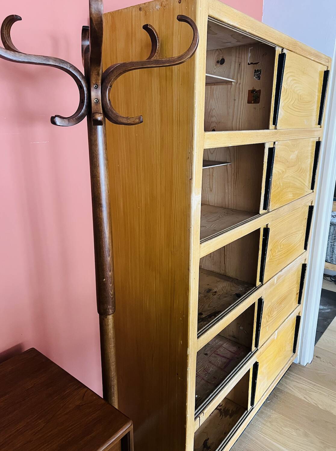 Ancien Meuble de Métier (Portes Coulissantes)