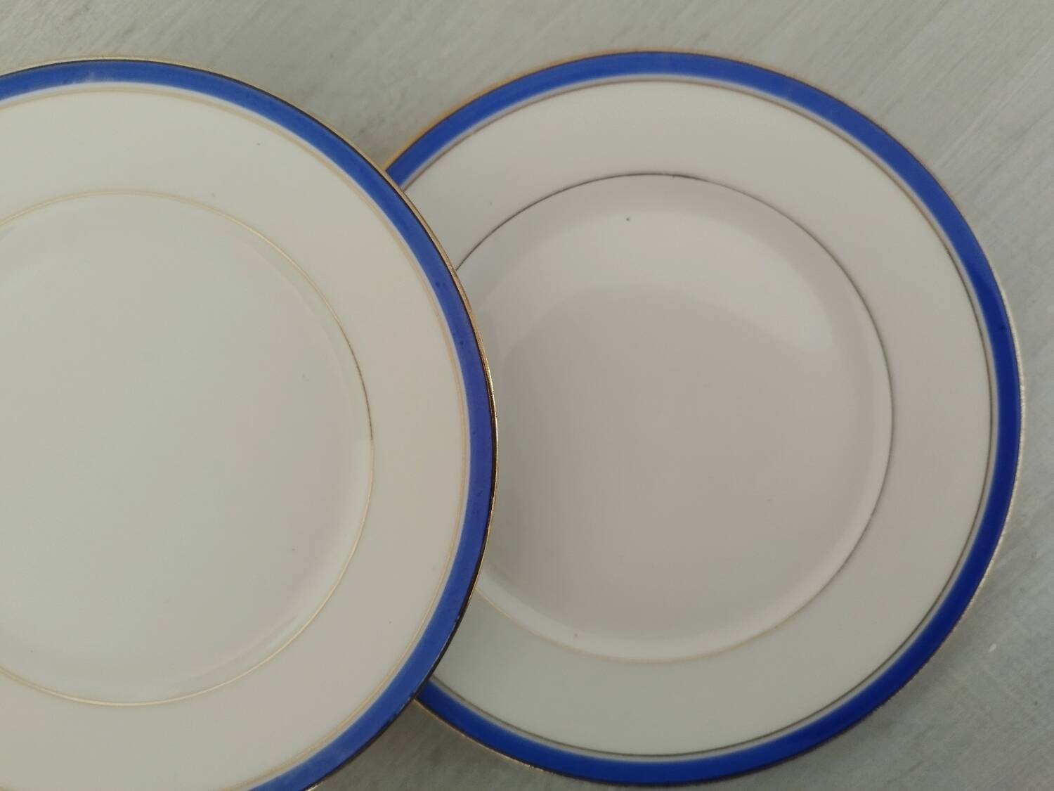White Porcelain Cheesecake Dessert Plates with Blue Border and Gold Fillet
