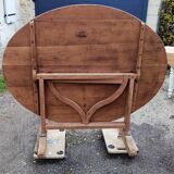 Oval table of grape harvesters from the Southwest in cherry wood