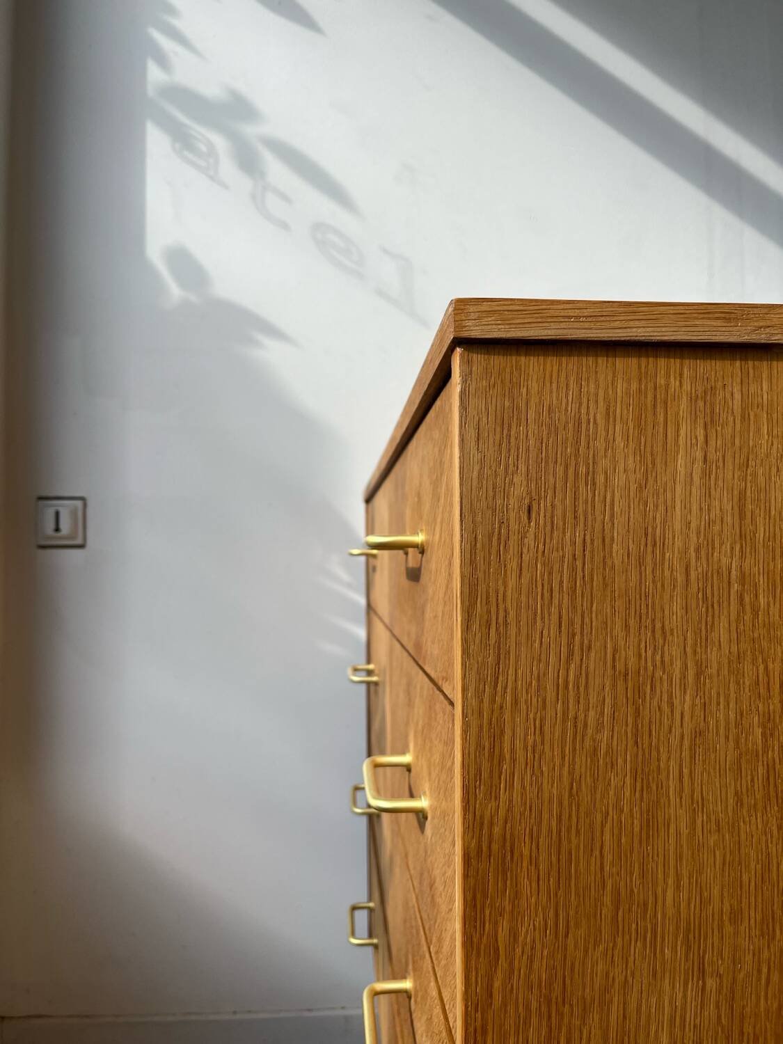 Tapered leg chest of drawers