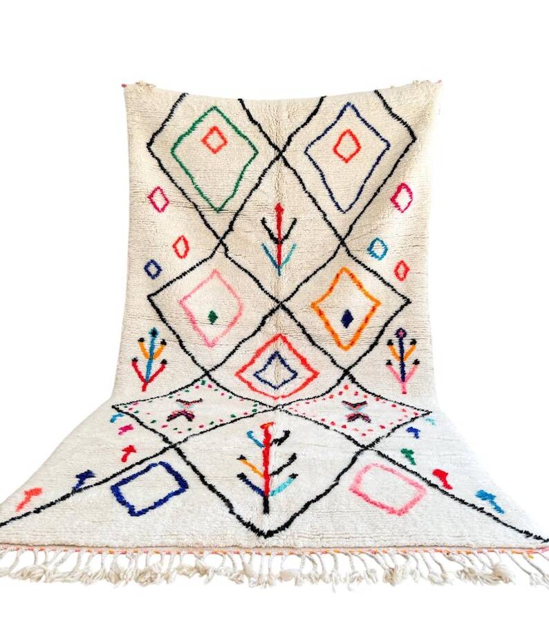 Off-white Moroccan rug with geometric patterns, 250cm x 150cm