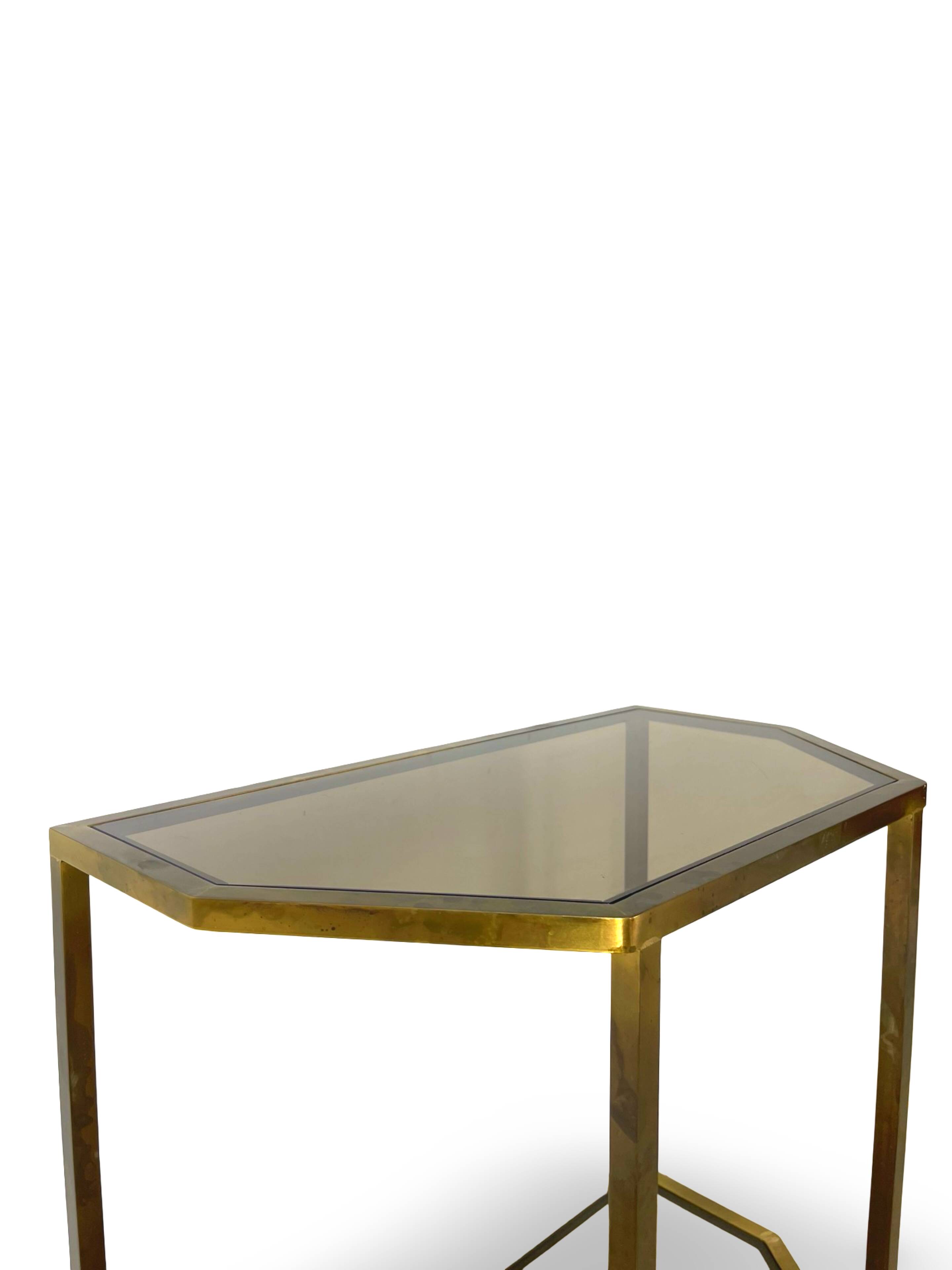Table d'appoint italienne demi-hexagonale en laiton des années 1970.
