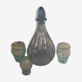 Service à liqueur composé d une carafe en verre bleu et de. 3 petits verres anciens