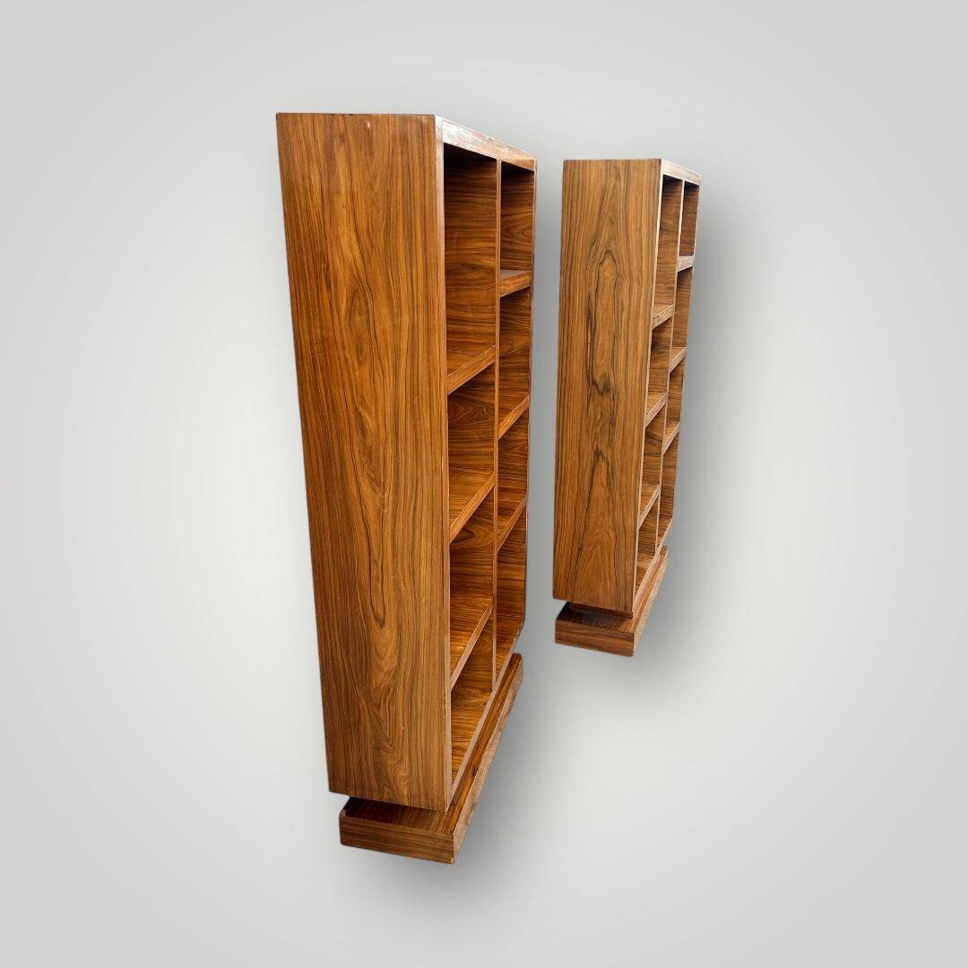 Pair of Art Deco style bookshelves in rosewood veneer - é