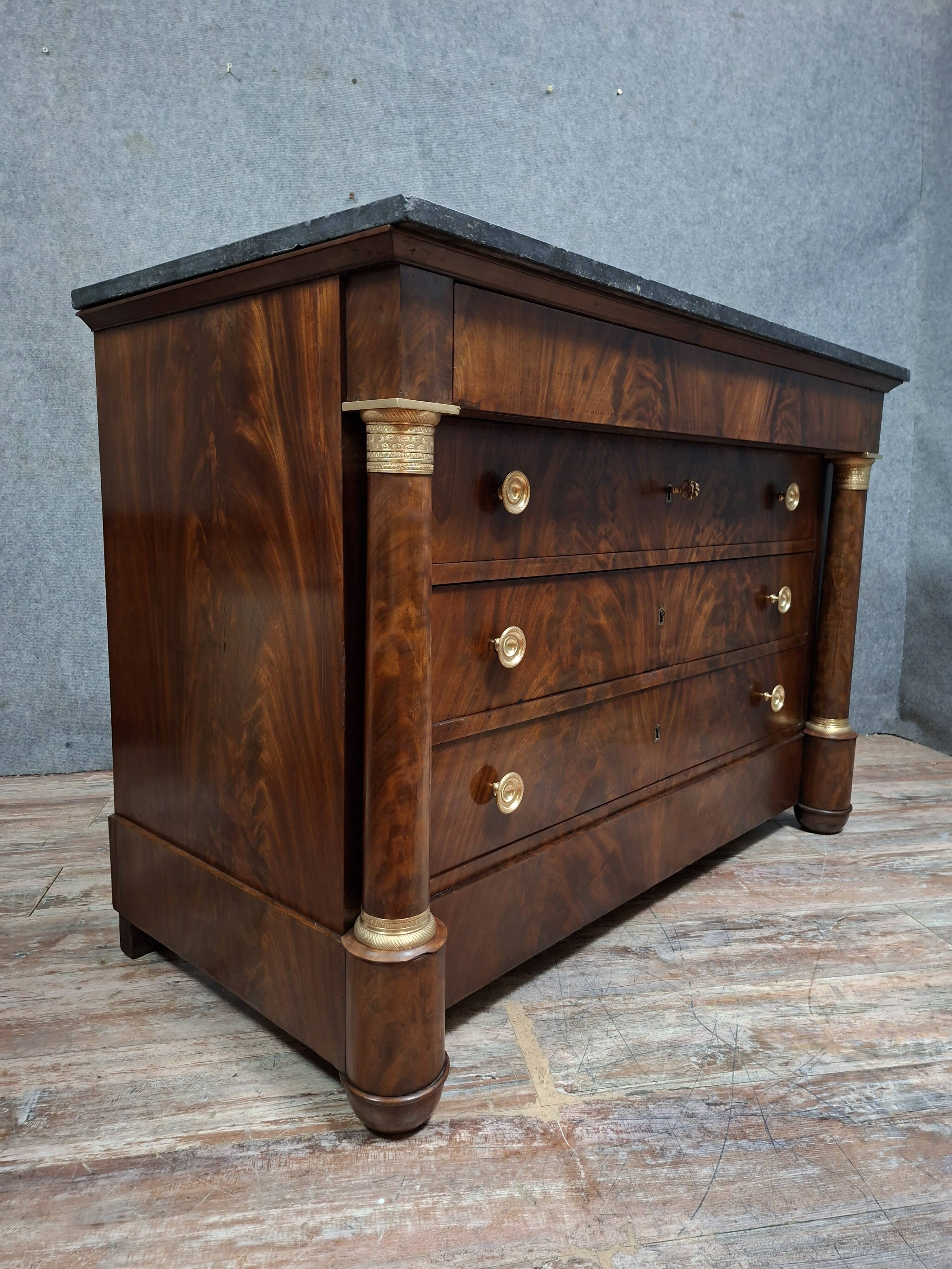 Empire commode in mahogany and flame mahogany veneer, 19th century.