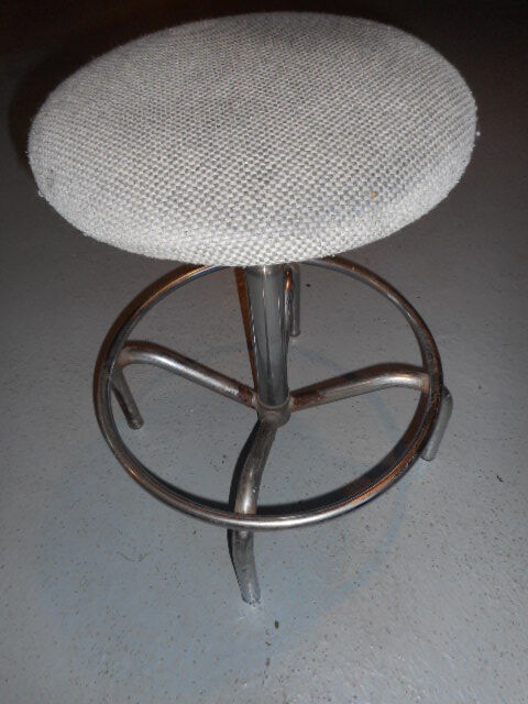 Undue adjustable stool. Kor