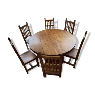 Table en bois massif avec les 6 chaises assorties