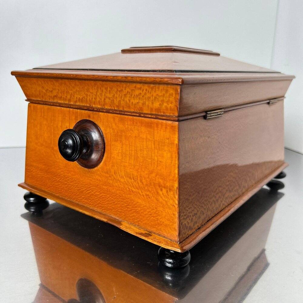Historicism Box in Floral Ash Veneer and Rosewood, Austria, 1880s