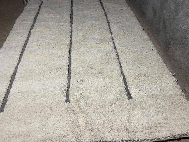 Handmade pure wool carpet, Moroccan artisan, size 1.5/2.5 m.