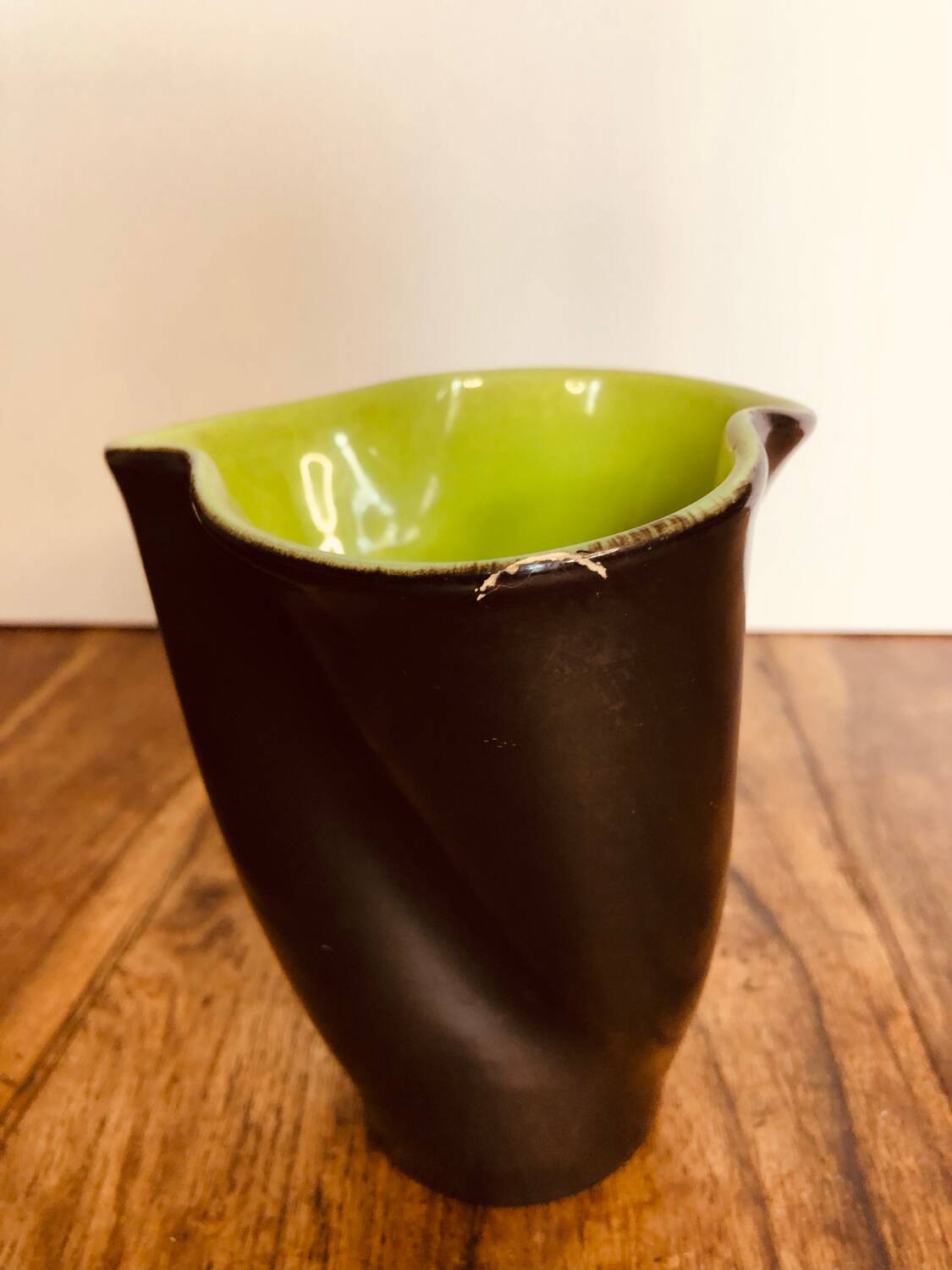 Handkerchief vase signed Elchinger. Black and green ceramic. Lobed shape. 1950s