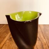 Vase mouchoir signé Elchinger . Céramique noir et vert . Forme lobé.1950s