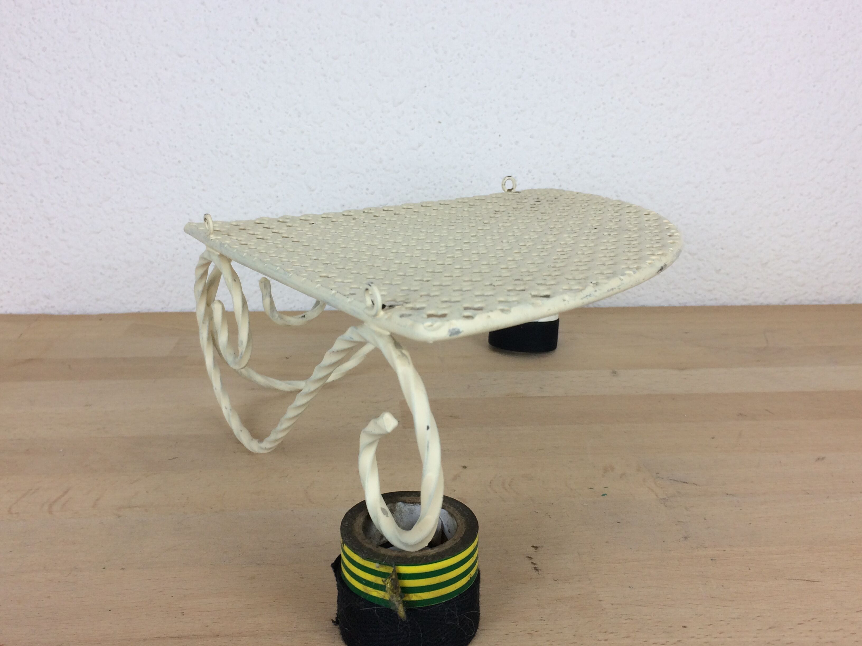 Notch, corner shelf in white perforated sheet metal