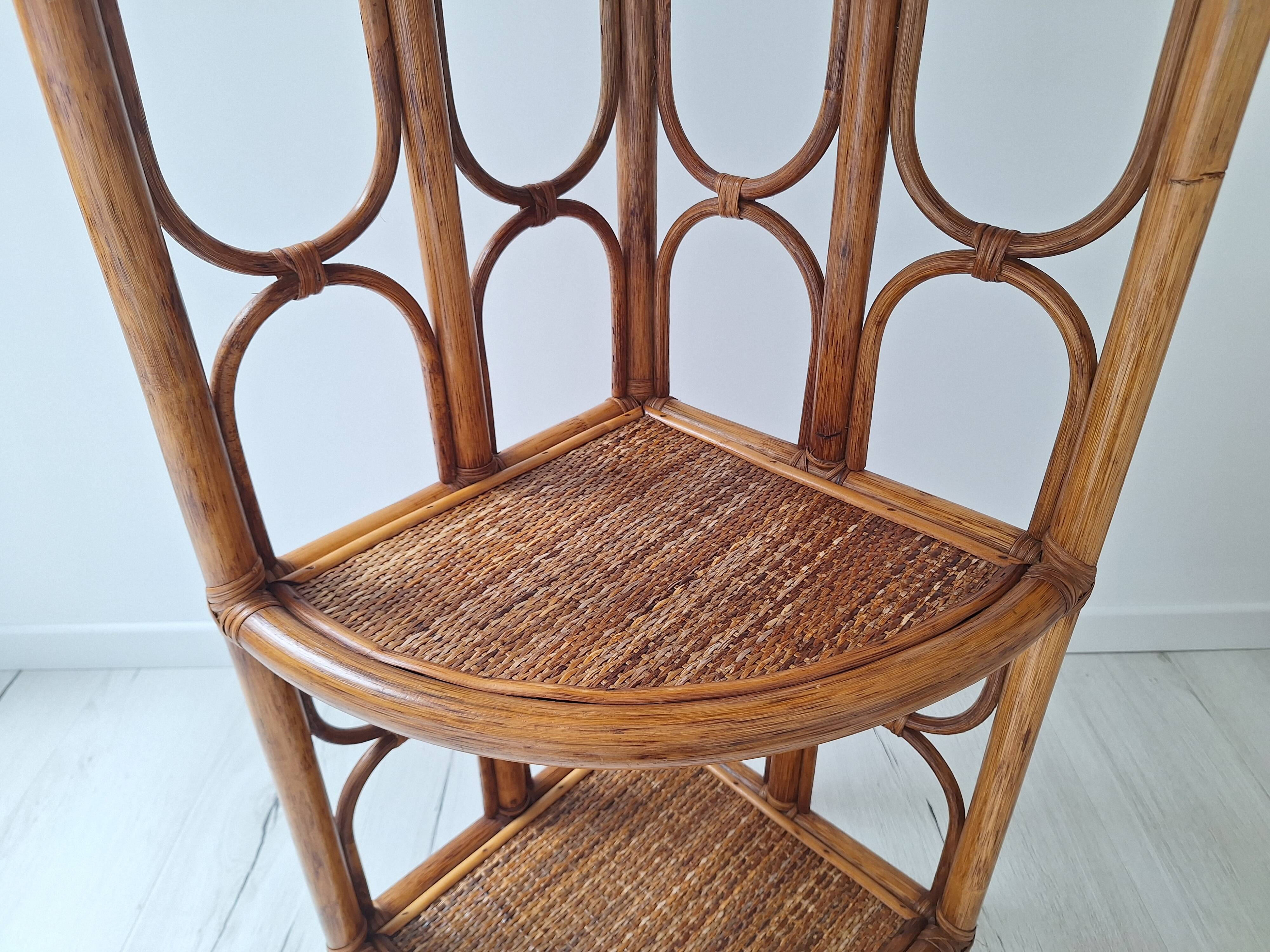 Etagère d'angle en rotin
