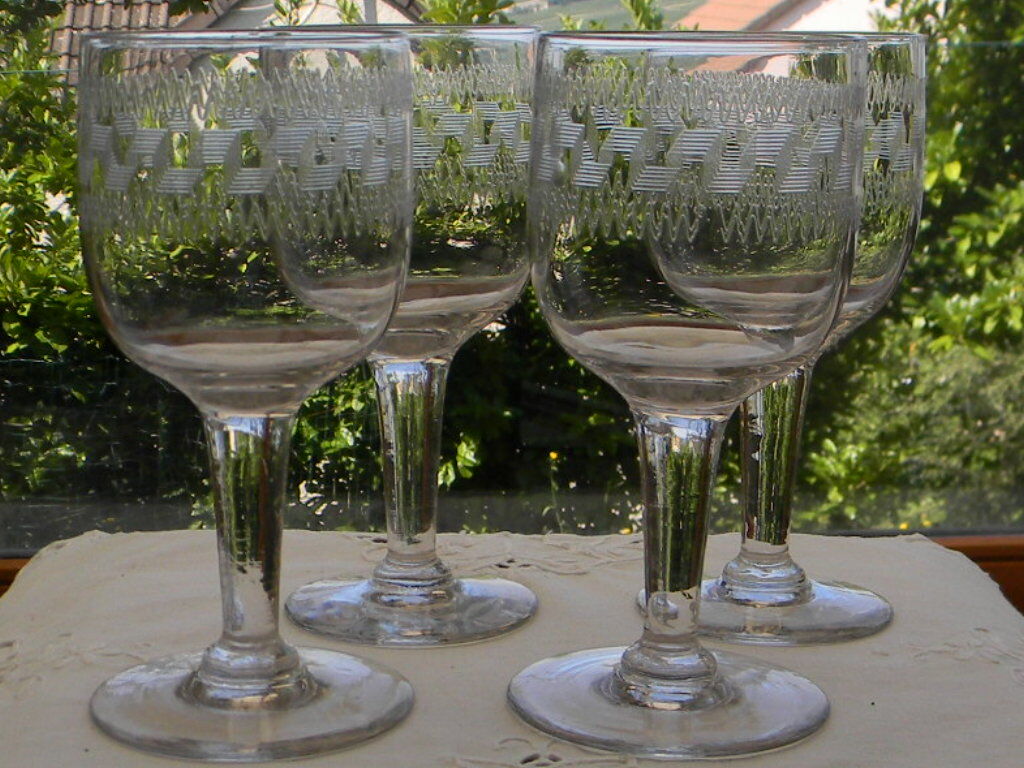 Set of 4 old balloon glasses in blown glass, engraved frieze