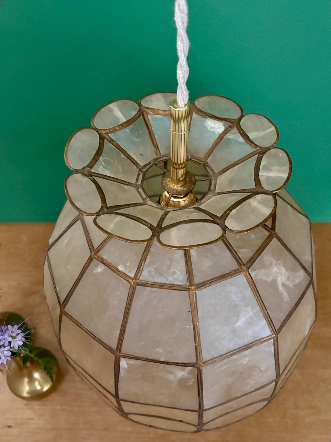 Vintage pendant light in mother-of-pearl and brass