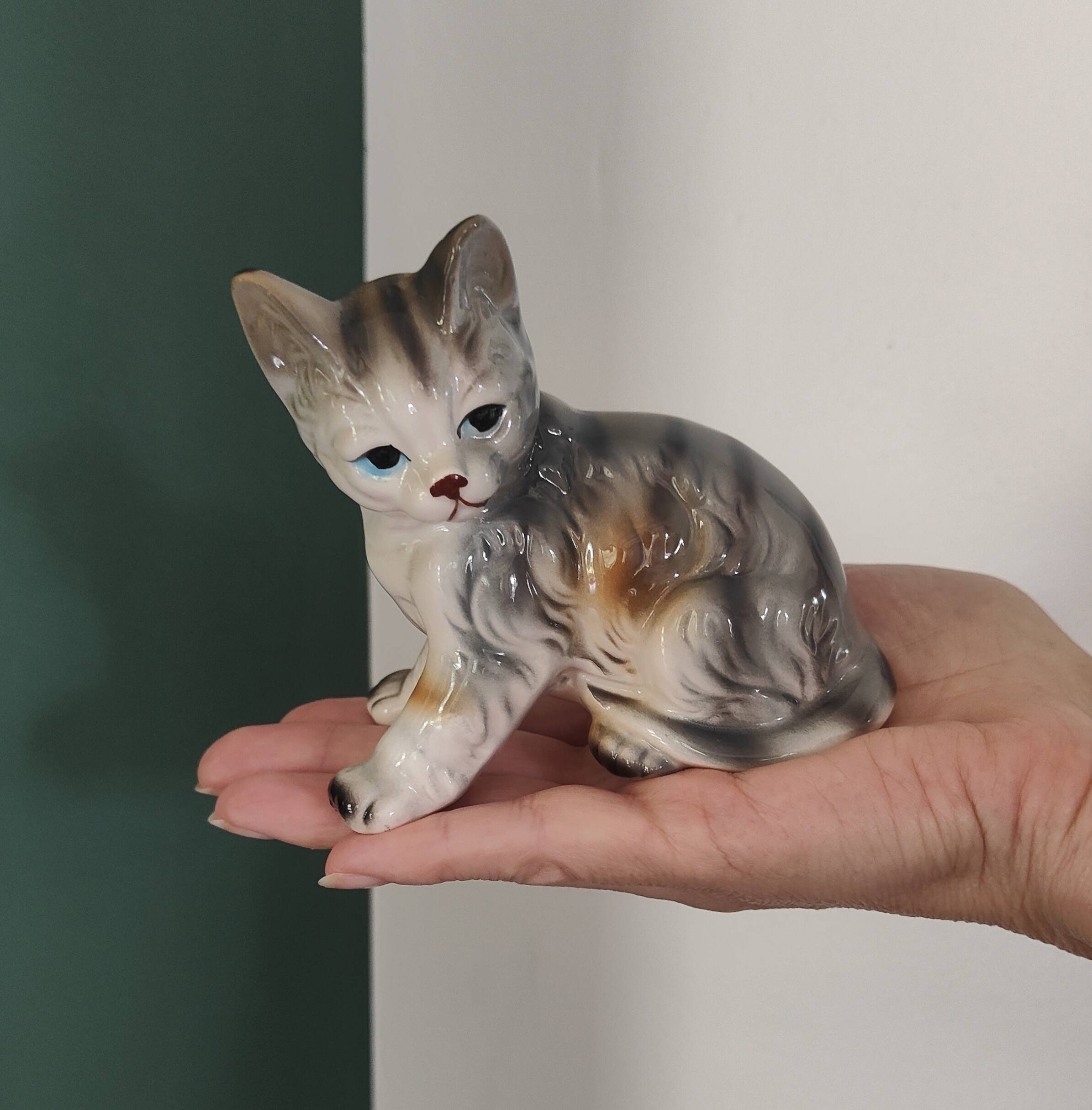 Figurine, Cat statuette, in old 20th century enameled ceramic. Animal figurine, vintage feline