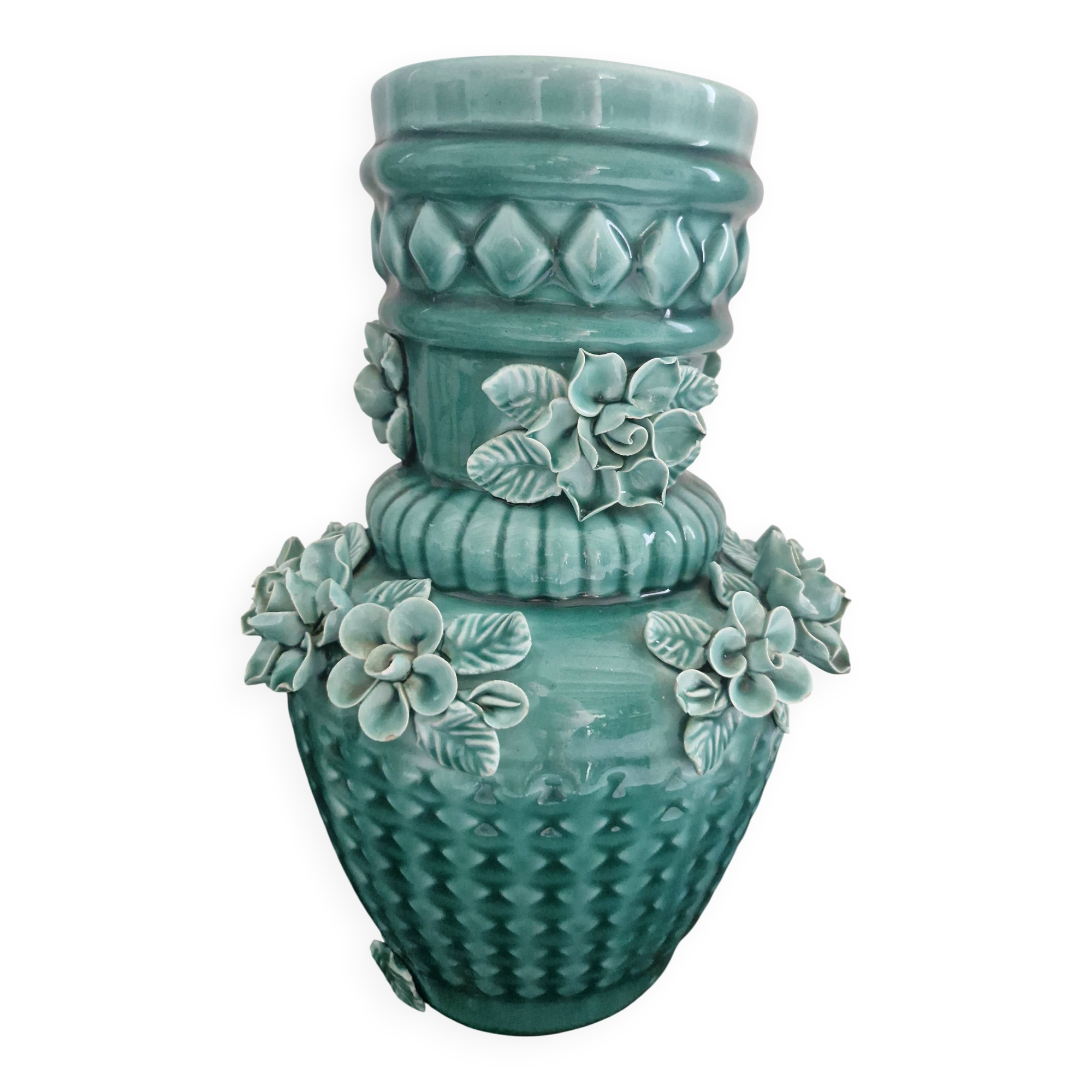 Vase ancien en barbotine bleu turquoise