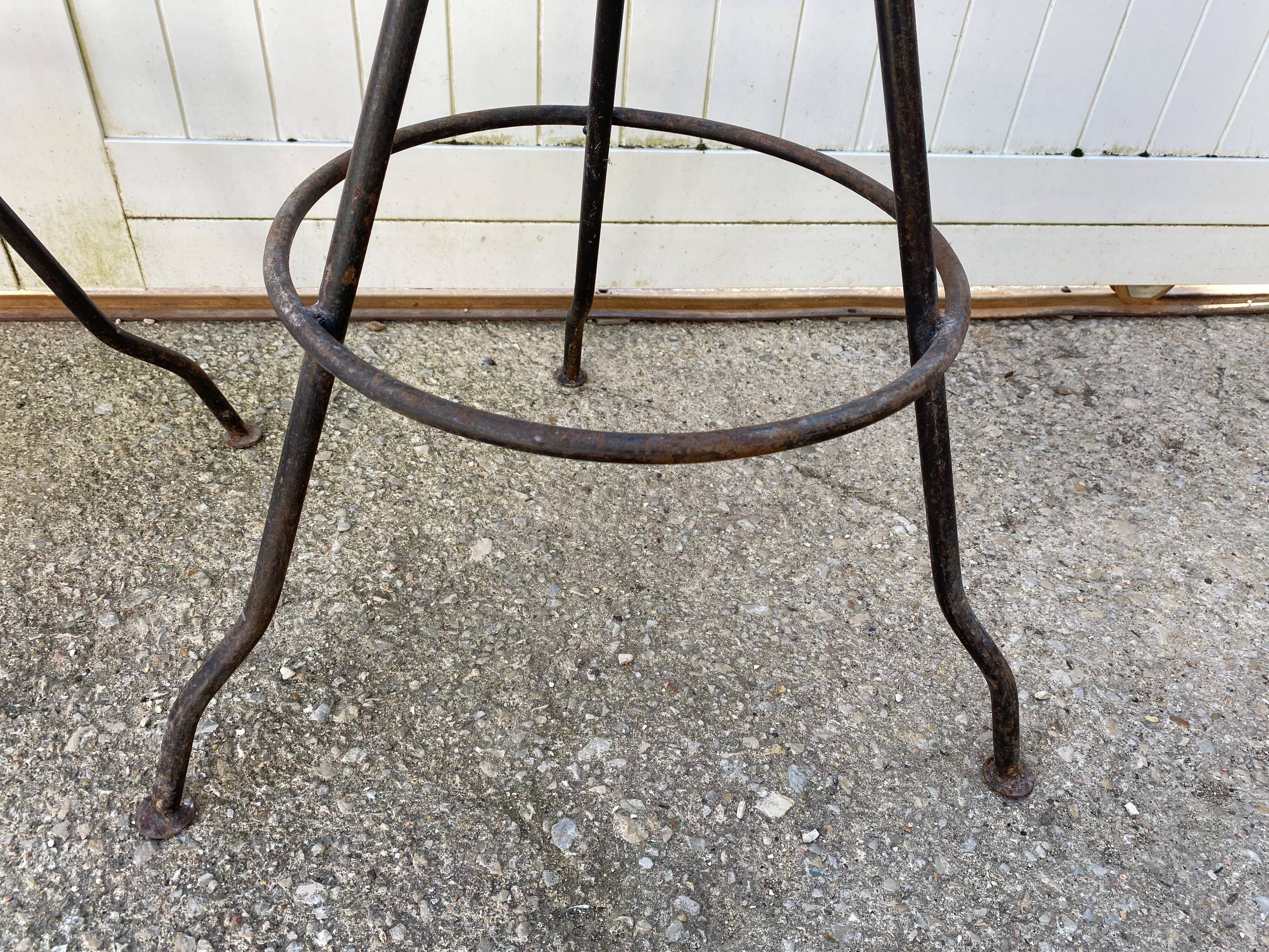 Paire de tabourets de bar pivotants artisanaux en métal de style industriel, 1950