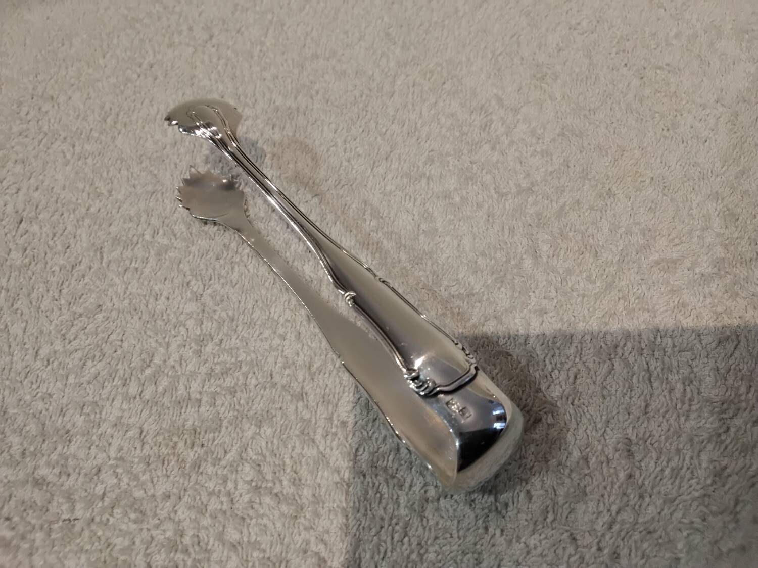 Silver-plated metal sugar tongs by silversmith Ercuis Valencay, 13.3cm