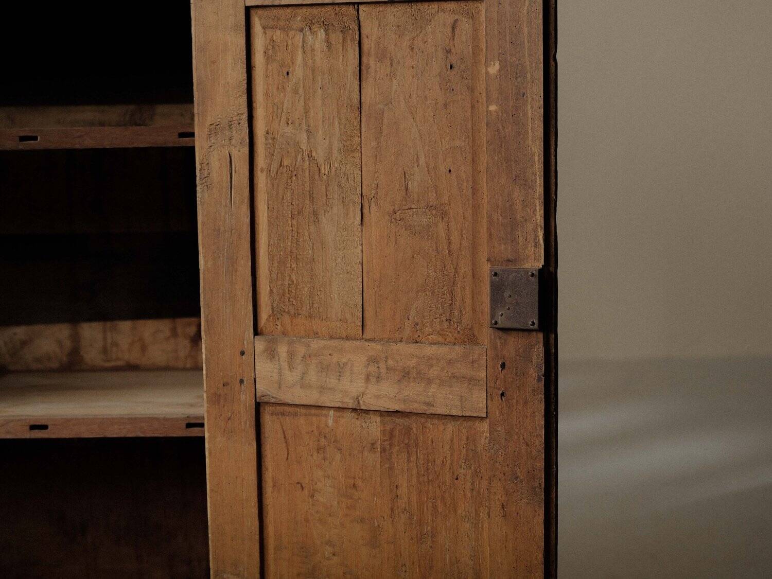 Petit meuble paysan en bois massif, vers 1900