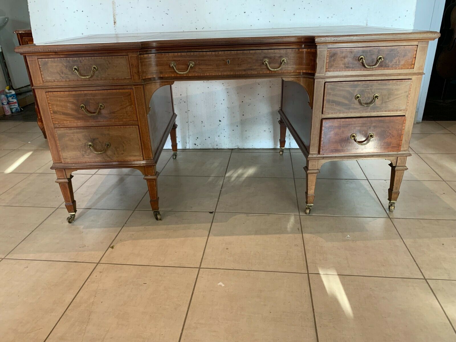Desk and its rotating armchair England XIX century