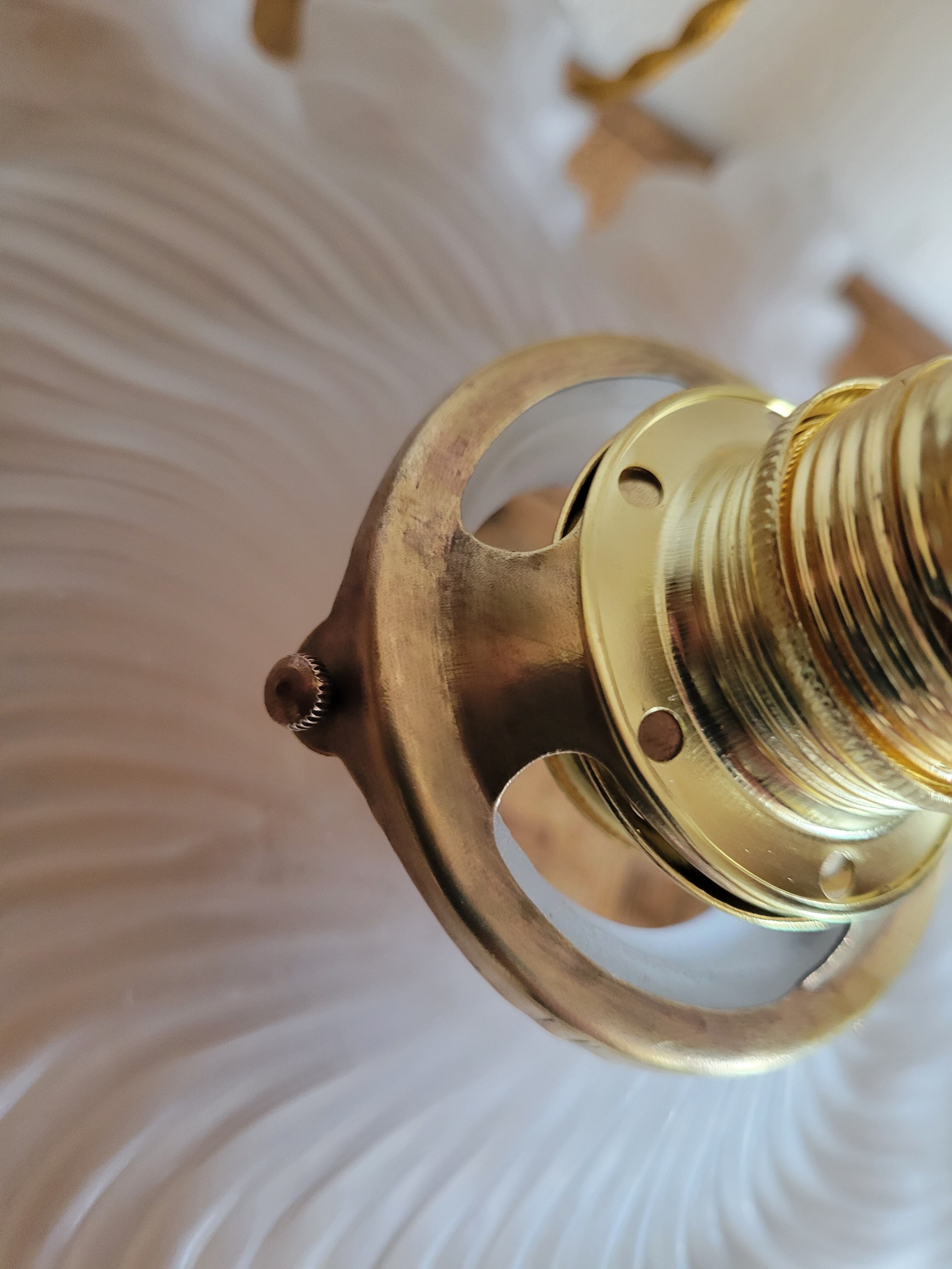 Opaline corolla suspension