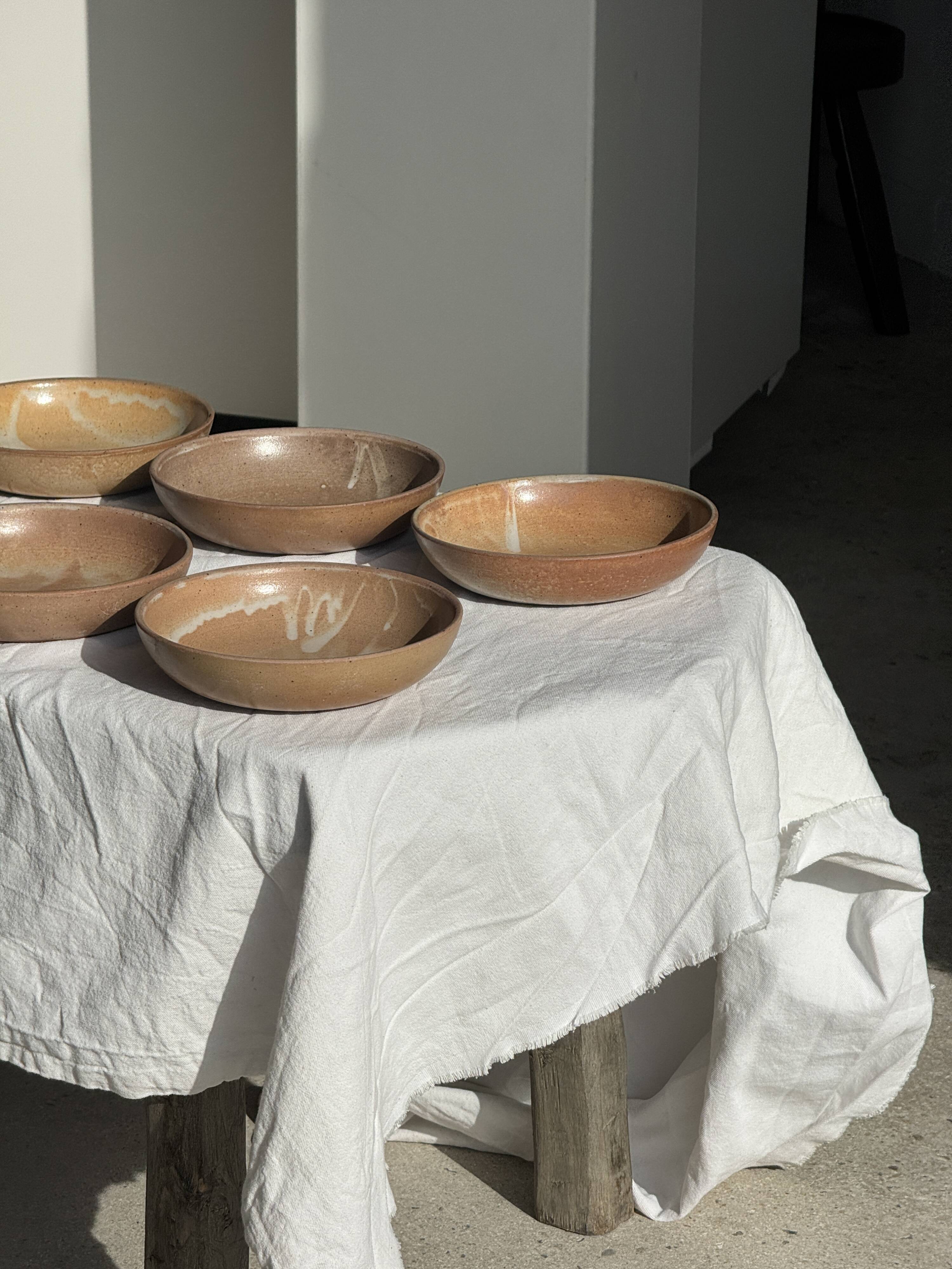 11 assiettes creuses artisanales vintage en grès mat