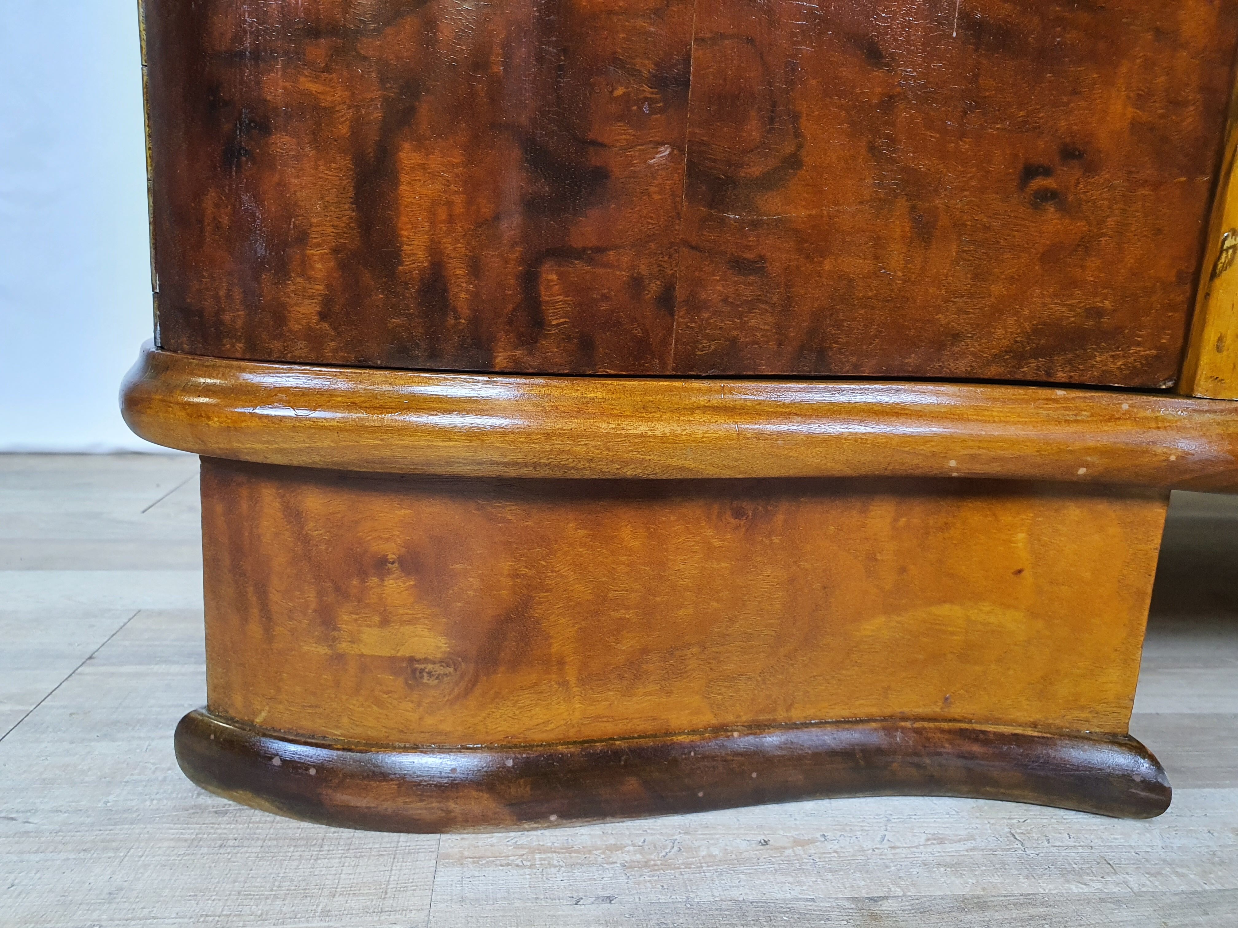 Art Decò Sideboard in Walnut