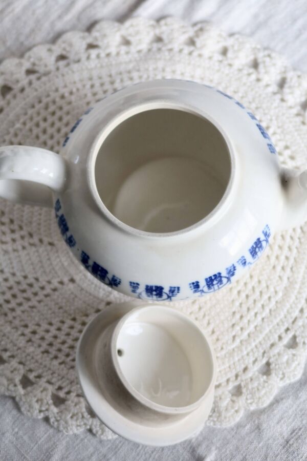 Théière ancienne Saint-Uze terre d'acier motif bleu cobalt