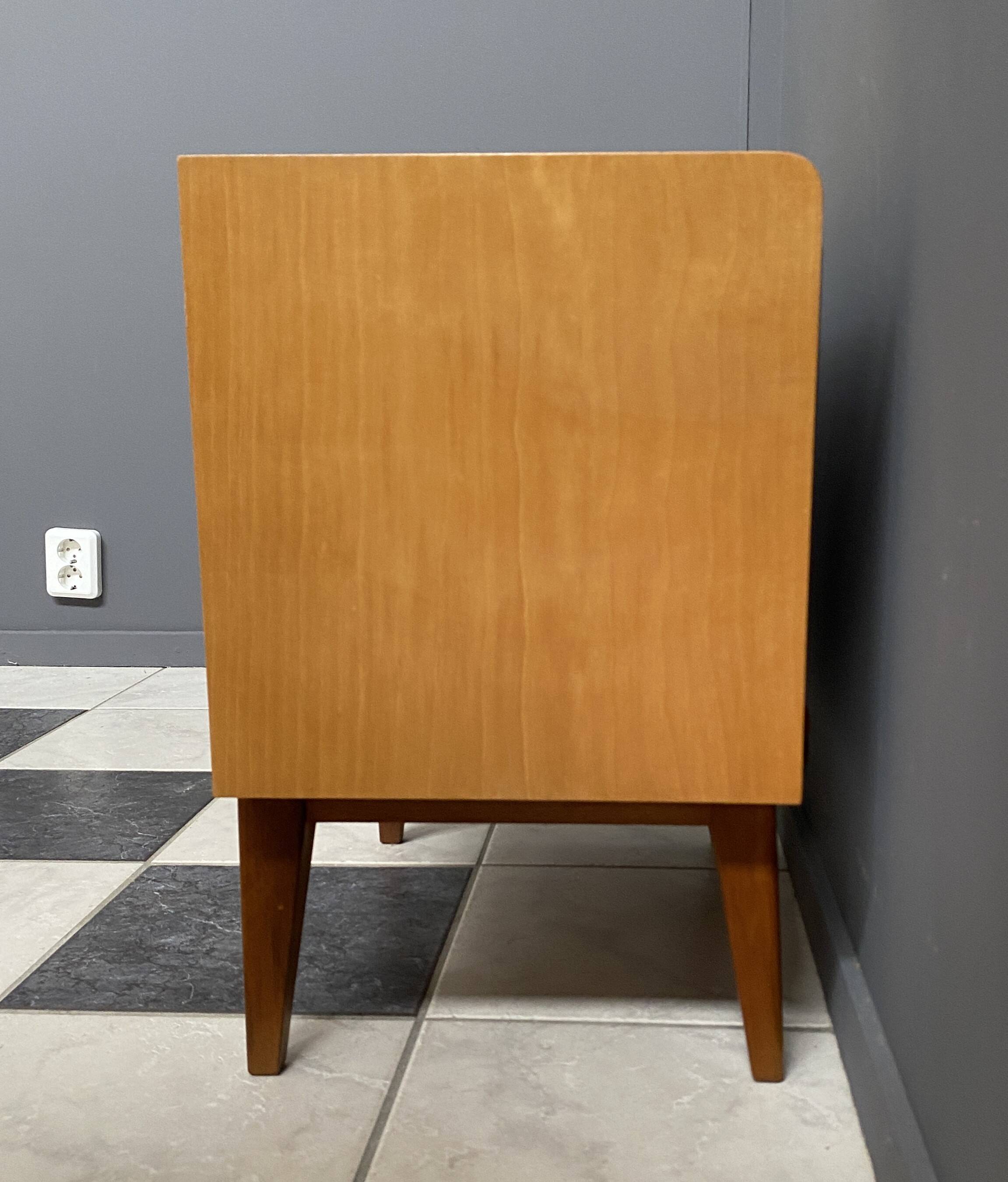 Table de chevet en bois blond avec plateau en verre