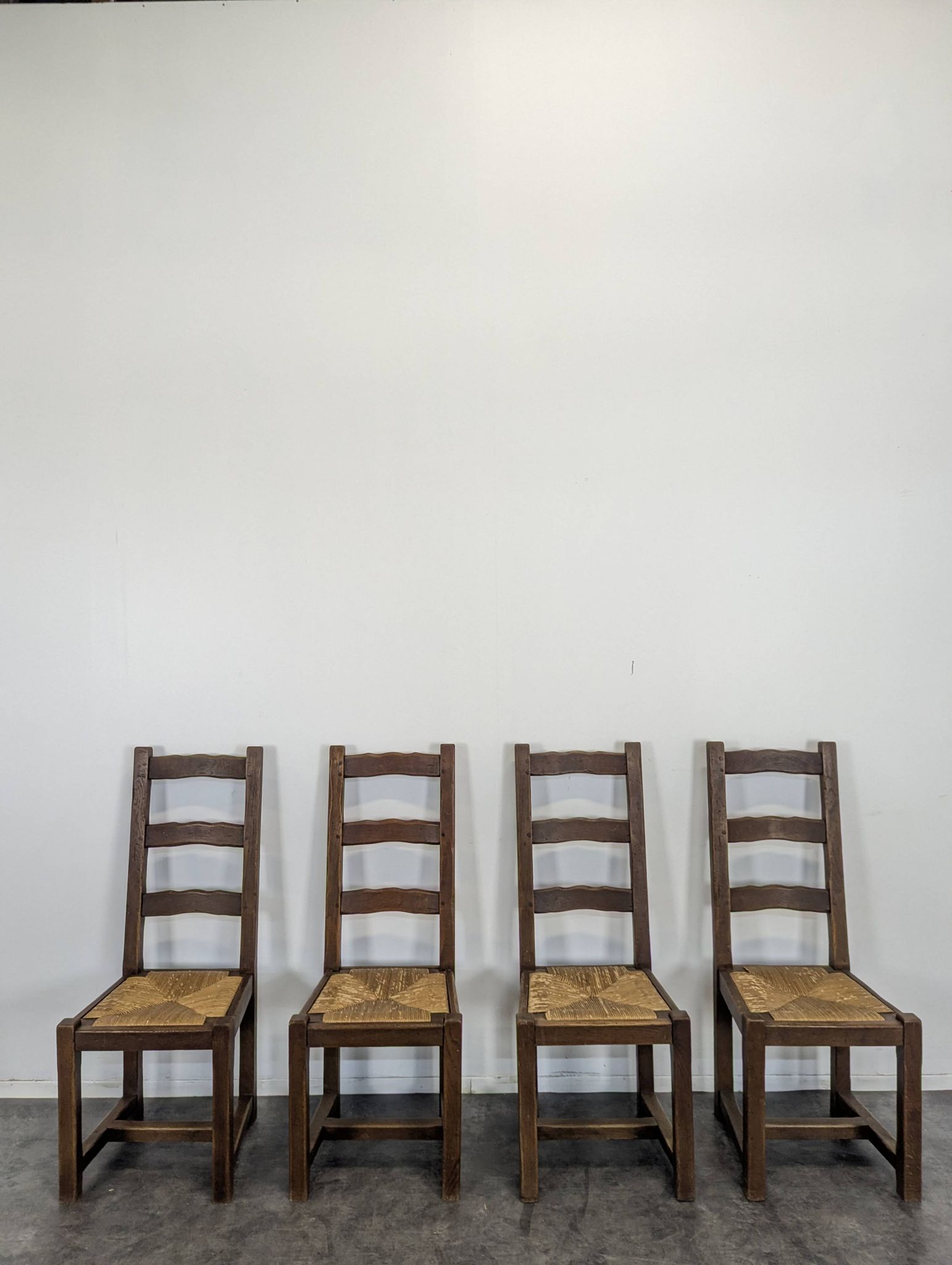Série de 4 chaises rustiques en chêne assises paillées