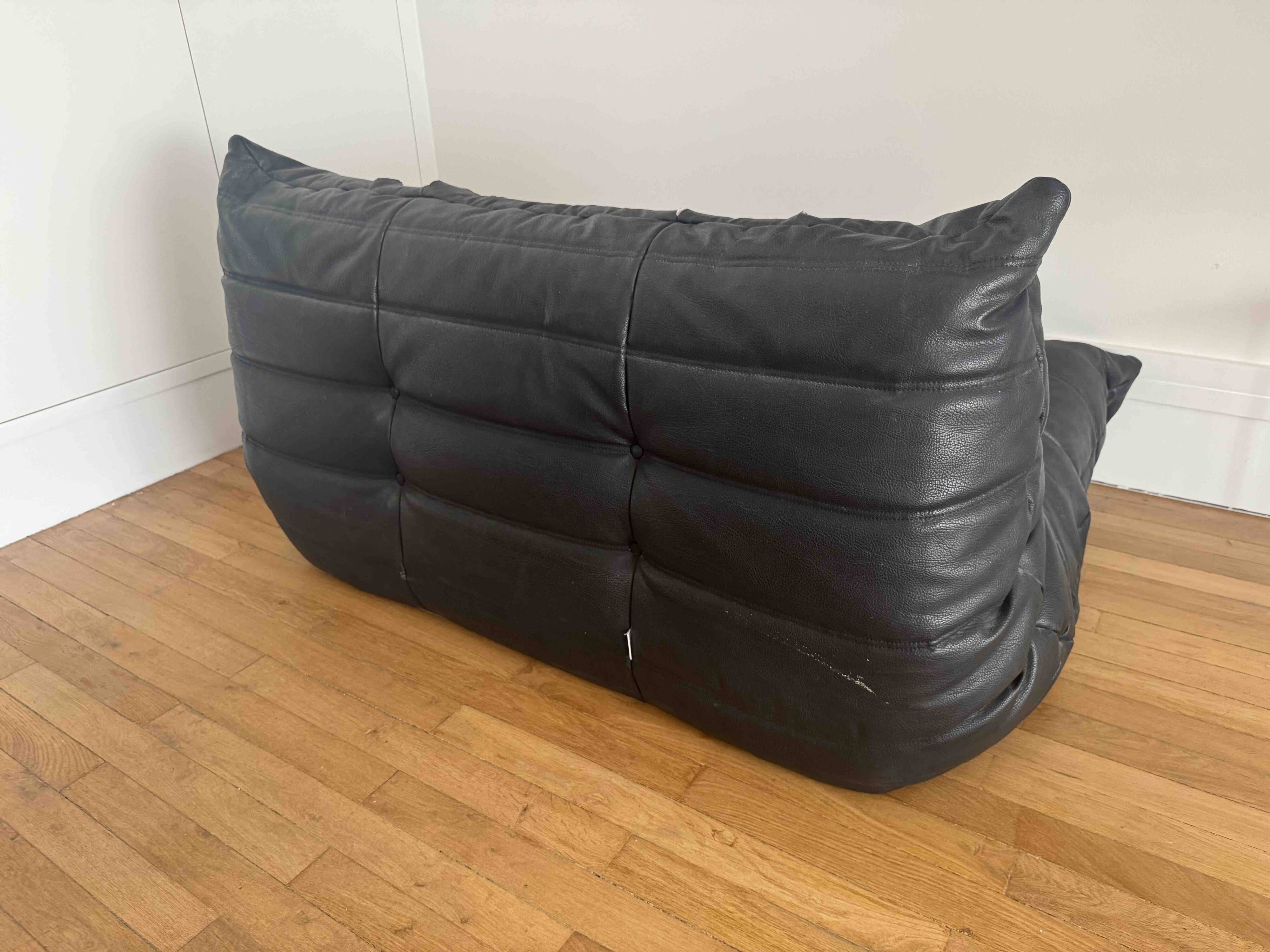 canape togo 2 place en cuir noir a restaurer